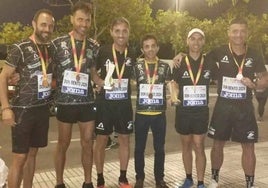 Javier Calderón (dcha) posa con la medalla de bronce nacional por equipos.