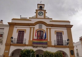 El Ayuntamiento instala la bandera del arcoíris en apoyo al Día del Orgullo LGTBI