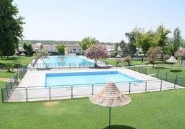 Los usuarios de la piscina de verano podrán alquilar hamacas para colaborar con Adiscam