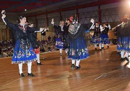 El Folklore de Madrigalejo, Vva de la Serena y Campanario inundó el escenario de tradición