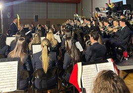 Los campanarienses disfrutan del concierto de Navidad de la banda municipal y la escuela de música Fidel Santana