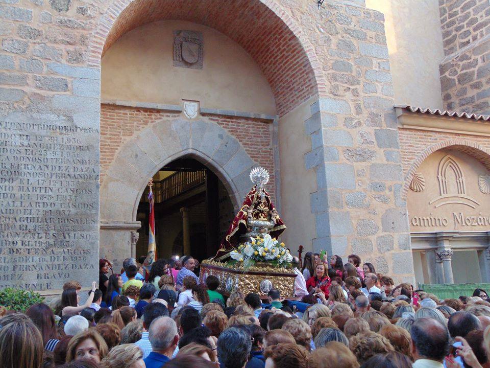 Momento en el que la Virgen de Piedraescrita entraba en el templo. 