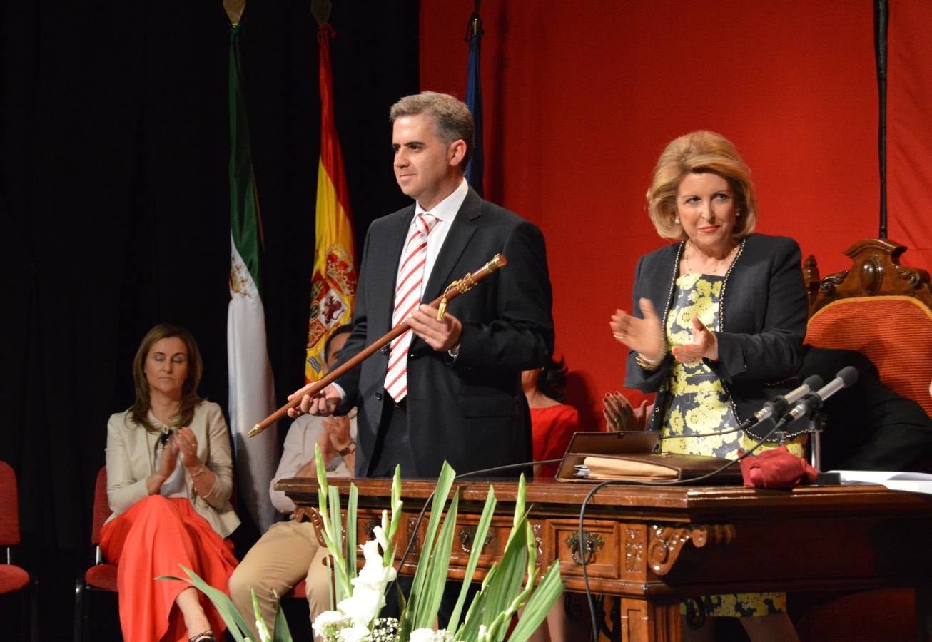 Momento en el que Elías López recoge la vara de mando de manos de Piedraescrita Jiménez. FOTO: FRAN H.