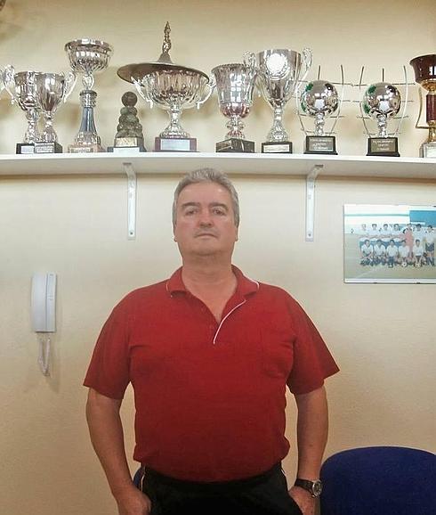 Antonio Blesa, en la sala de trofeos del CF Campanario. FOTO: F. H.