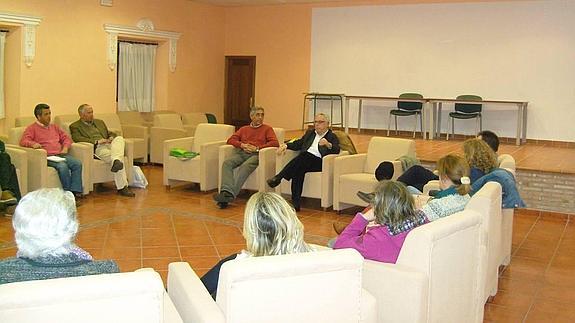 Momento del encuentro del Club de Lectura de Valeria con Miguel Murillo. FOTO: CEDIDA