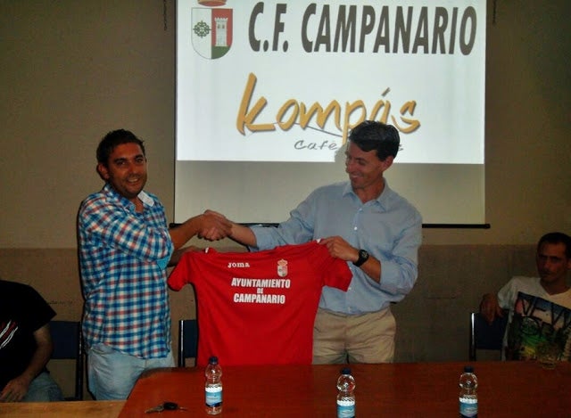 Juan José Murillo presentando a Vicente Fernández. FOTO: GASPAR TRENADO