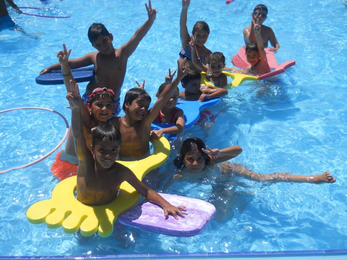 Los niños participantes en la piscina. 