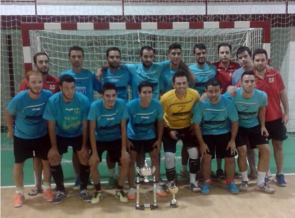 Equipo del Restaurante La Piscina de Quintana posando con el trofeo. 