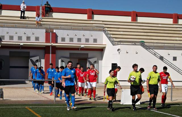 Salida de los jugadores en la pasada jornada en el choque ante la Ribereña. 