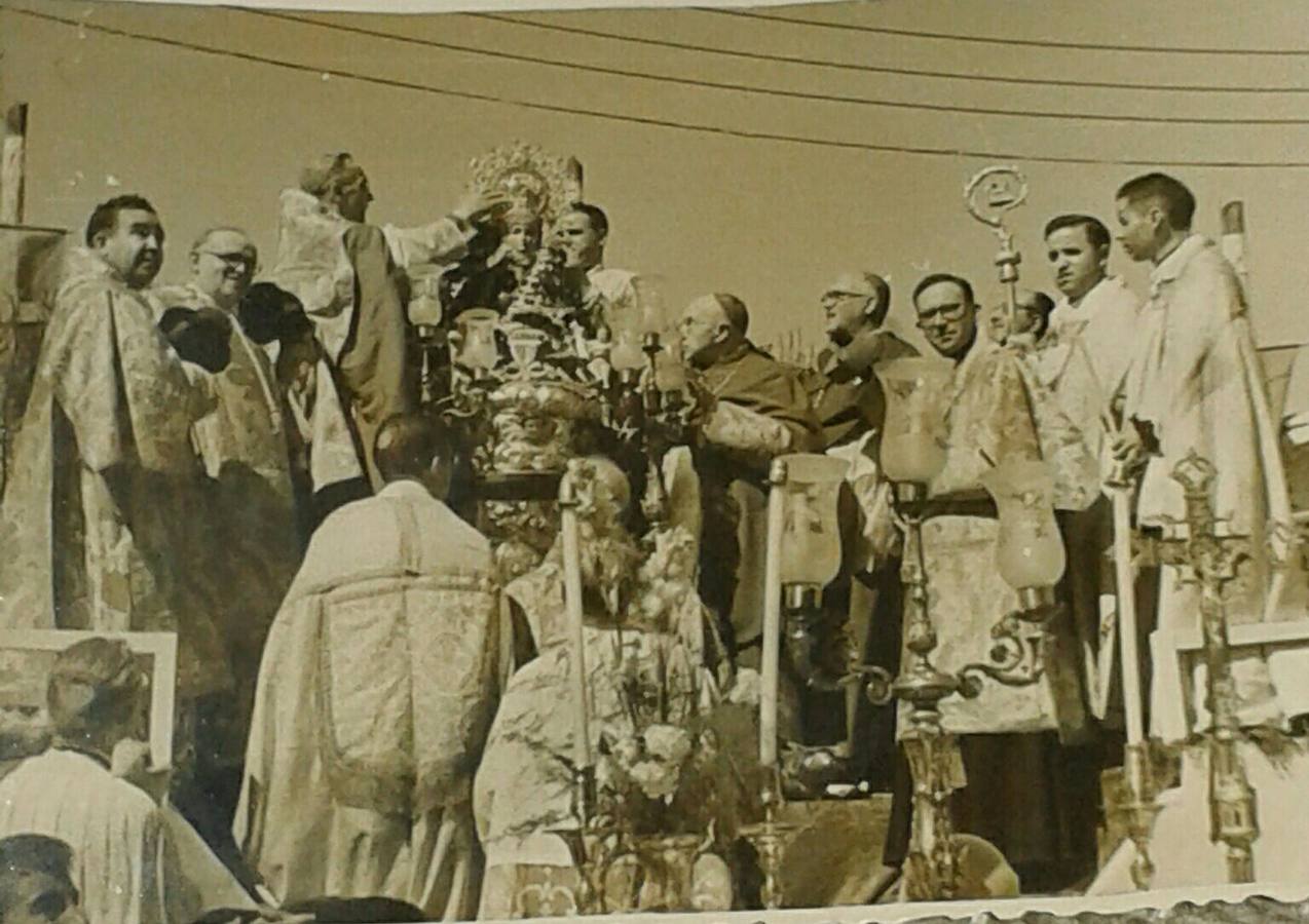 Momento en el que el Nuncio coloca la corona a la Virgen de Piedraescrita.