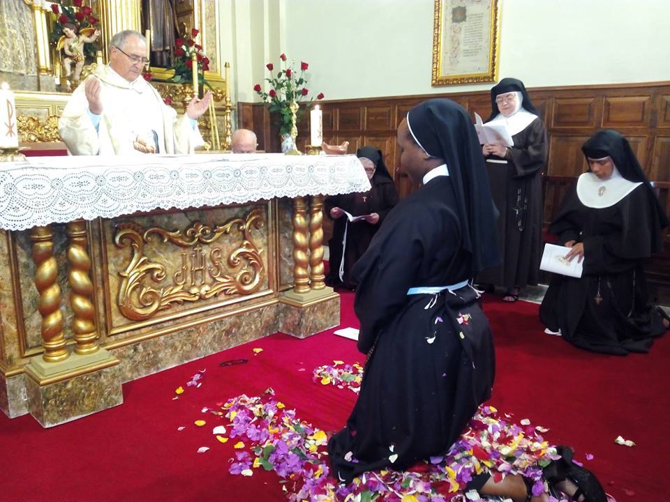 Las hermanas clarisas celebran la profesión religiosa de votos solemnes de sor Marietta