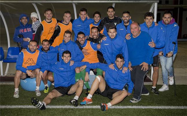 Jugadores del Villanovense, anoche tras el entrenamiento con Manolo 'El Cacha'. 