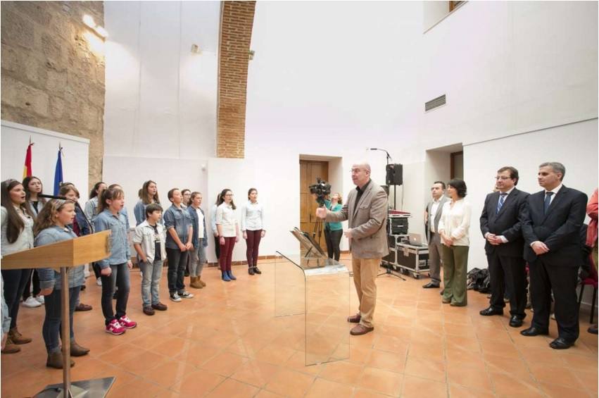 Los niños del coro cantaron algunas composiciones al presidente. 