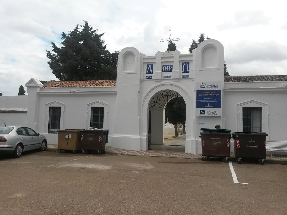 Entrada al cementerio de Campanario el pasado sábado. 
