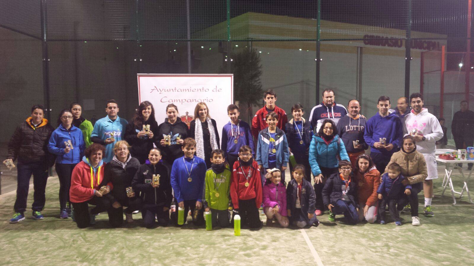 Foto de familia de los ganadores y subcampeones. 