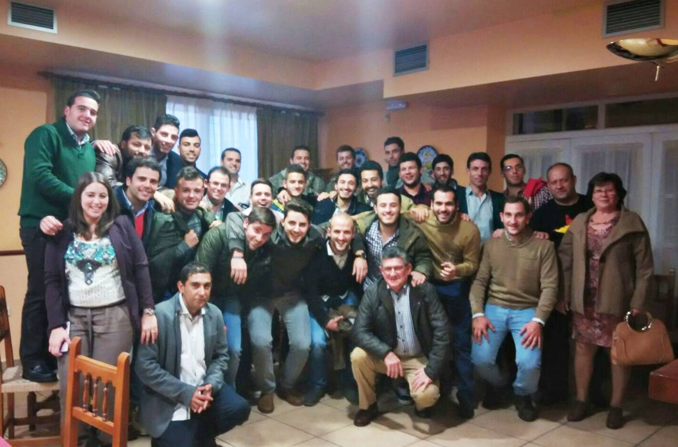 Foto de familia del 'Campa' tras la comida navideña. 