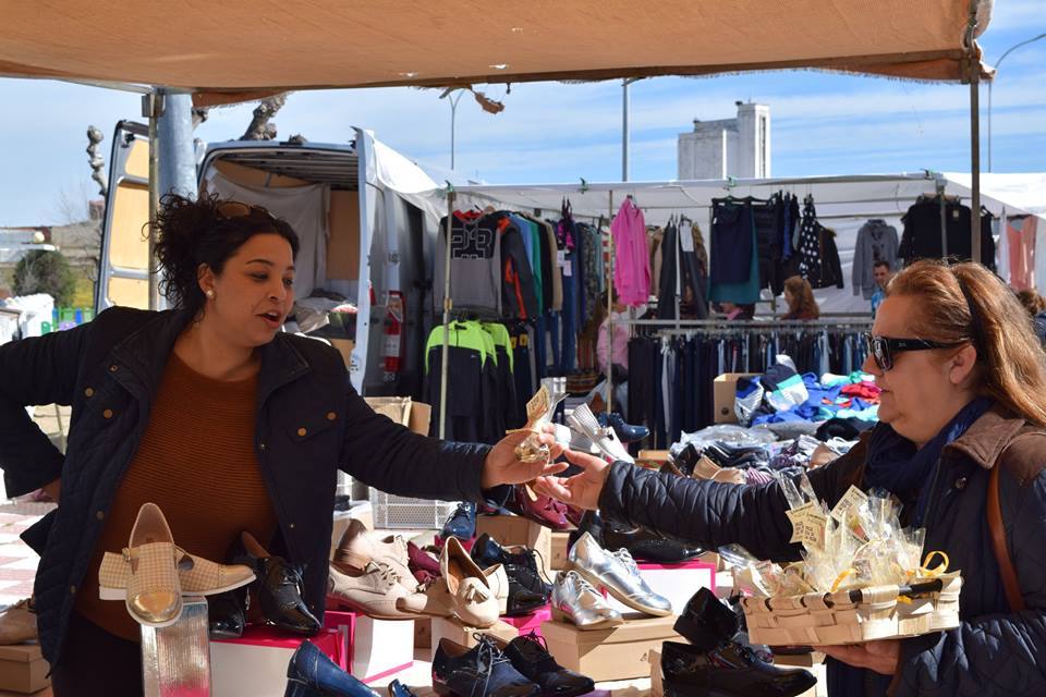 Una vendedora del mercadillo recoge el dulce obsequio. 