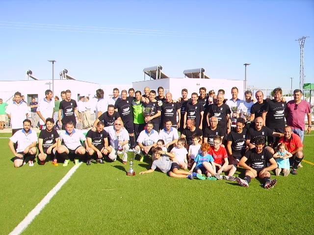 Combinado de la AFAS posando con el campeón, Miajadas. 