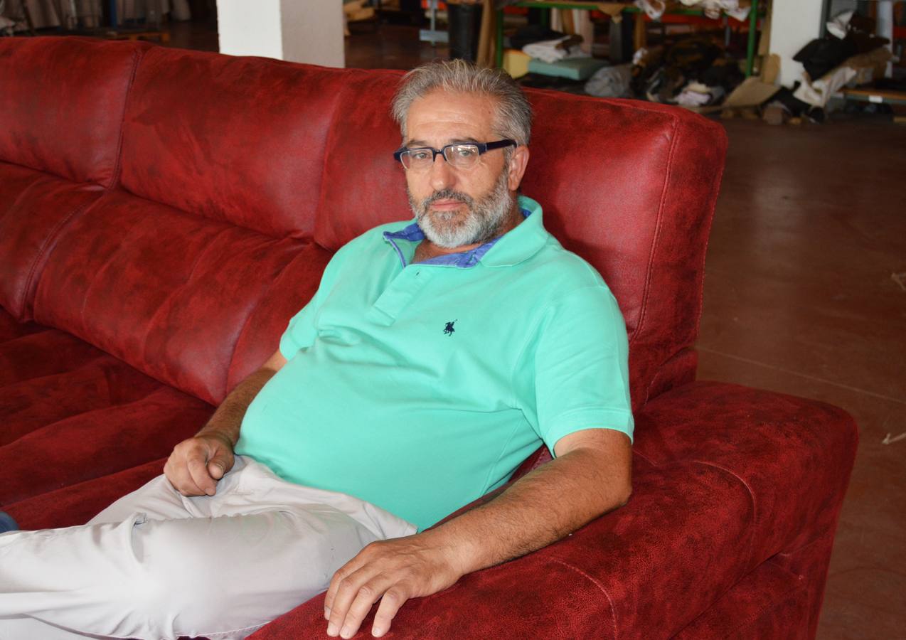 Antonio Carmona, sentado en uno de sus sofás elaborados en su fábrica. 