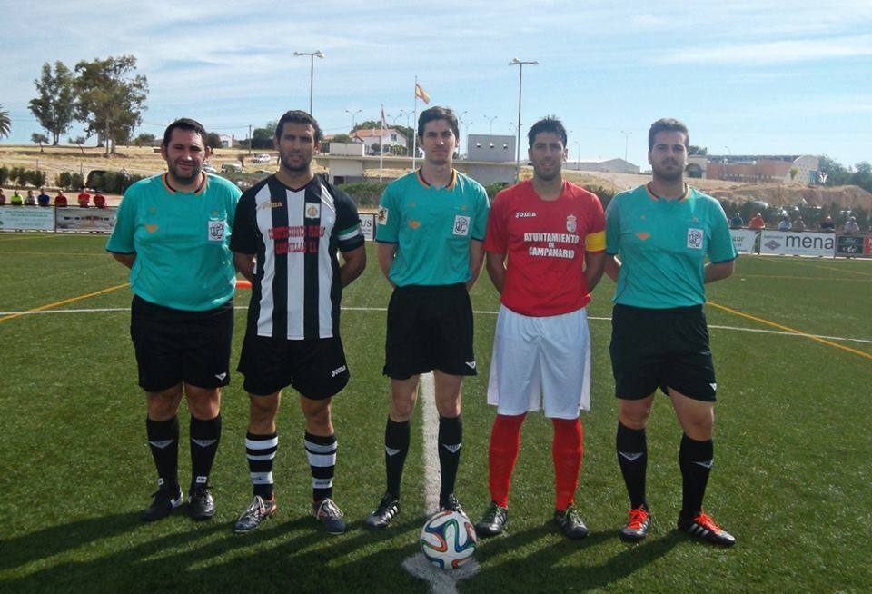 Capitanes con el trío arbitral antes del inicio del encuentro. R. A.