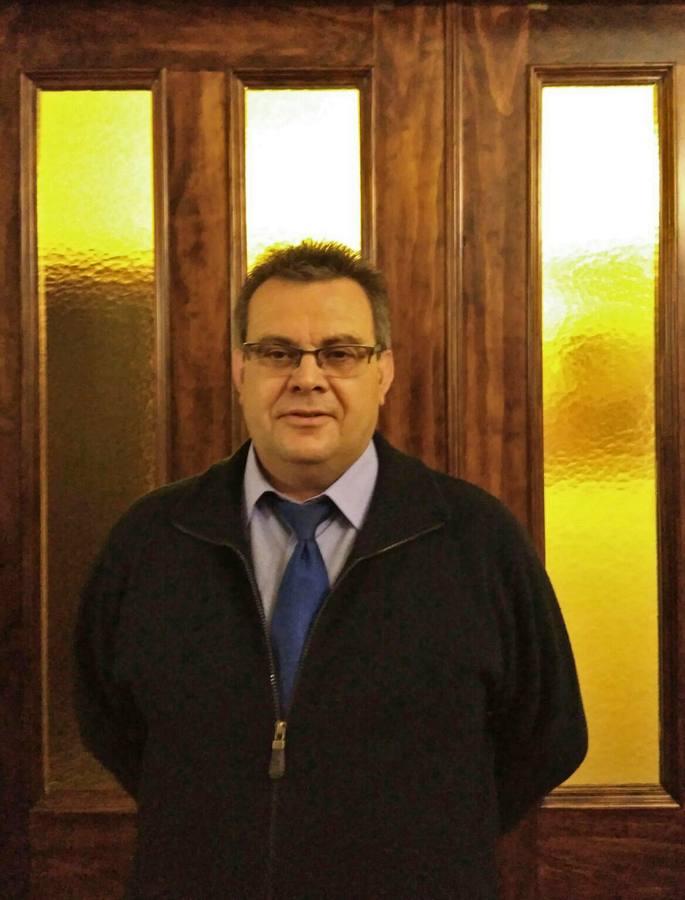 Gonzalo, gerente de la Funeraria Nuestra Señora de Piedraescrita. 