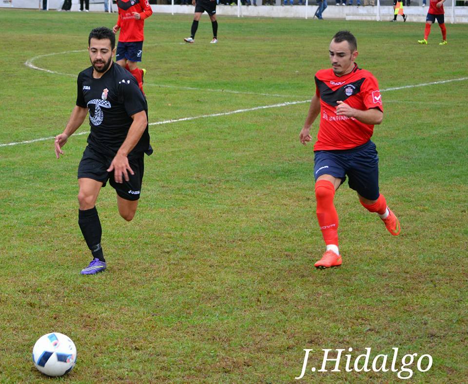 Miguel de Tena pugnando por un balón en el derbi ante el Quintana. 