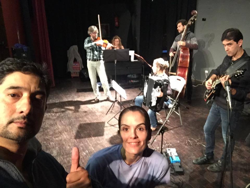 Componentes de Libertango en el ensayo previo, sobre el escenario del teatro Olimpia de Campanario. 