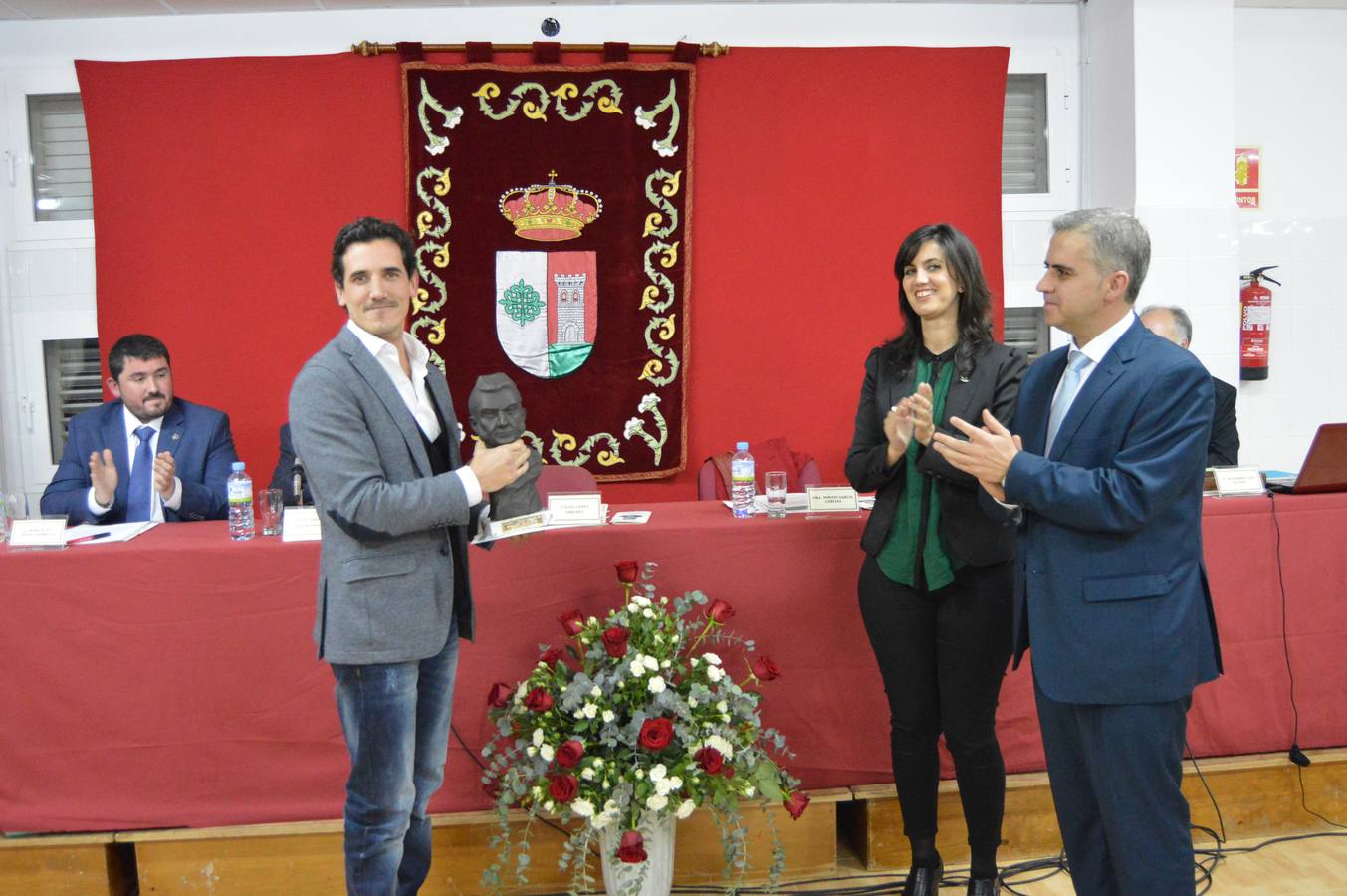 El ganador, ante el alcalde y la secretaria general, recogiendo la estatuilla de Bartolomé José Gallardo. 