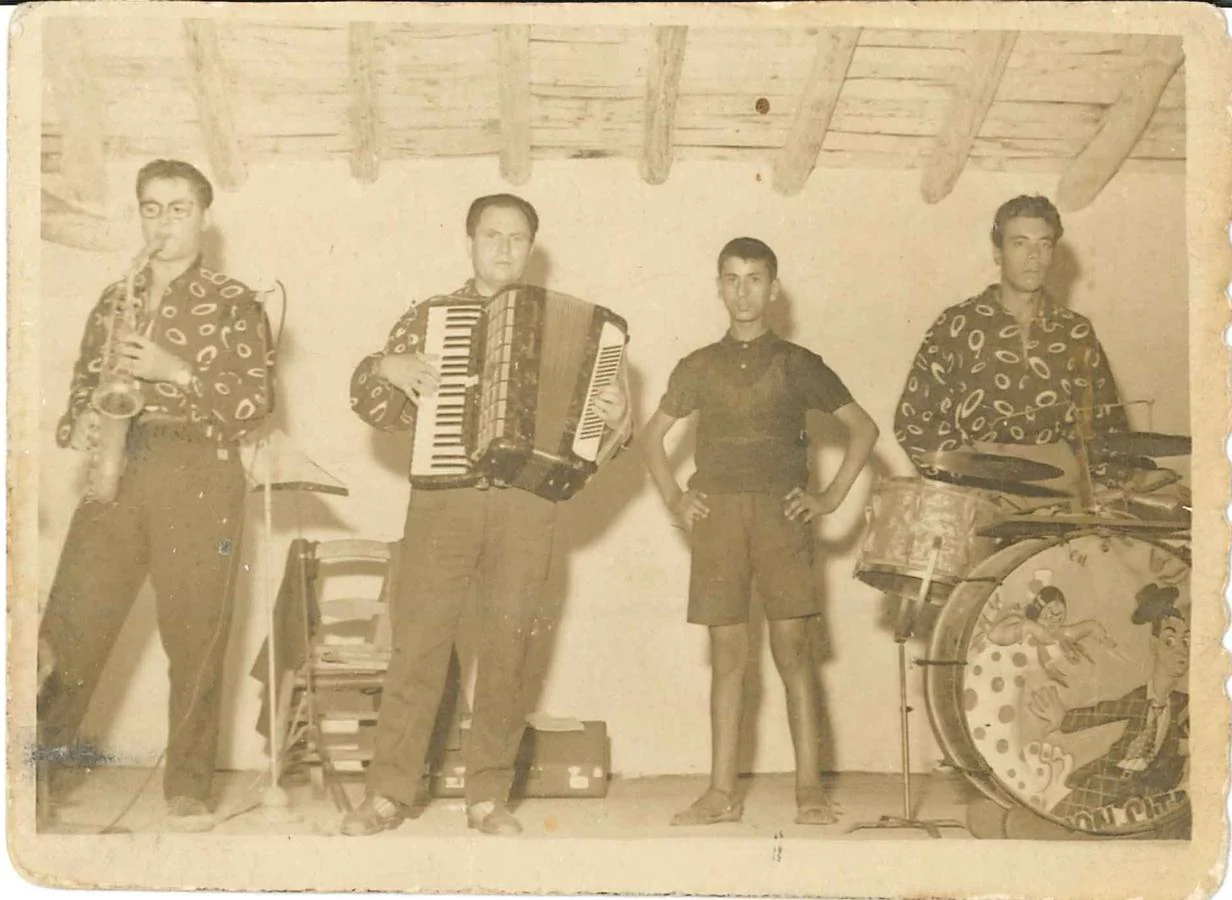 Fidel Santana con su grupo y, como no, él con su inseparable acordeón. 