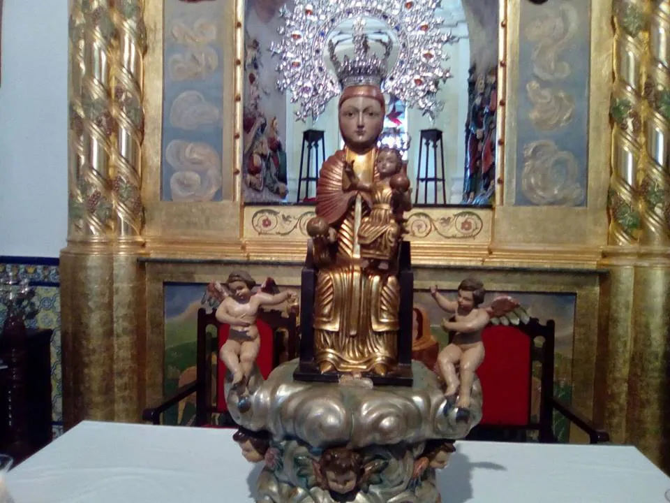 La Virgen de Piedraescrita, como se ve en la foto, presidió el acto de despedida sin manto. 