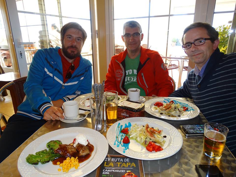 Tres vecinos degustando el año pasado las tapas durante la V ruta. 