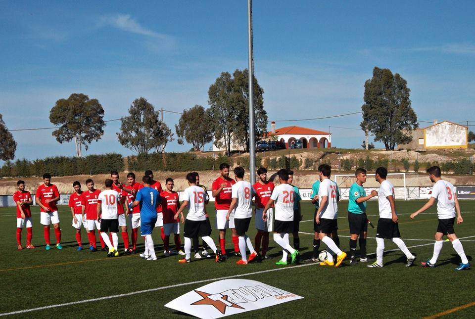 Los equipos saludándose antes del partido. 