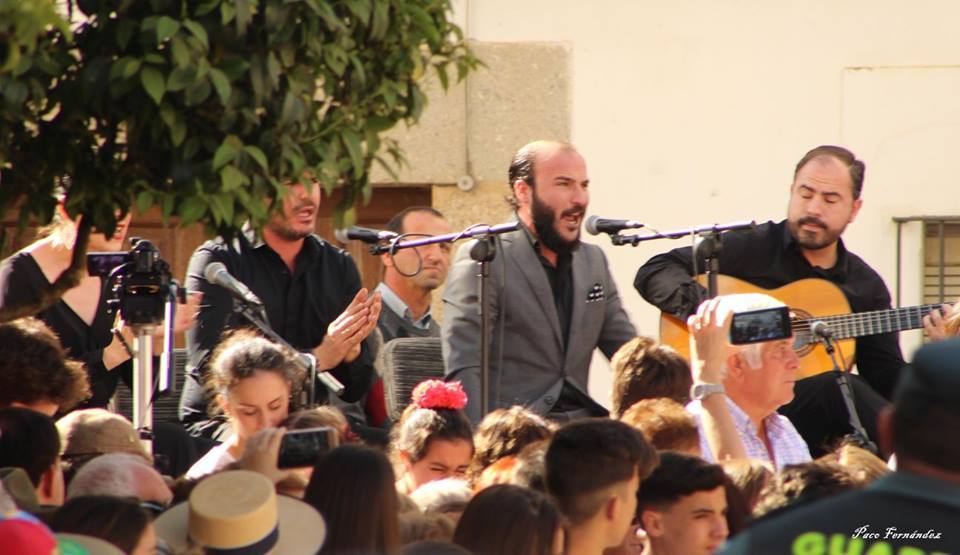 Manuel Pajares actuando durante el desfile de carrozas, el día de la romería, en Campanario. 