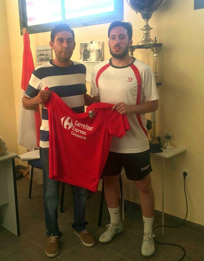 El presidente con el nuevo fichaje, posando con la camiseta rojilla. 