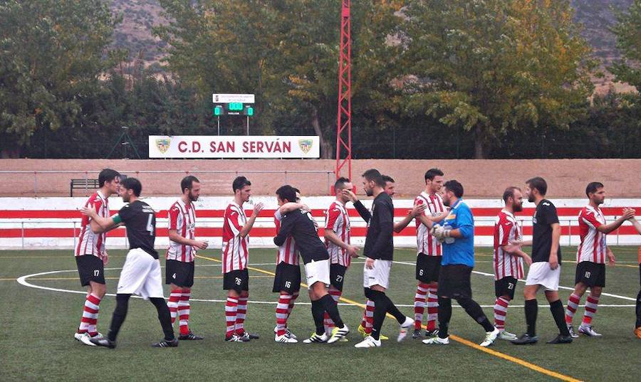 Jugadores saludándose en la previa del San Serván-Campanario de la temporada pasada. 