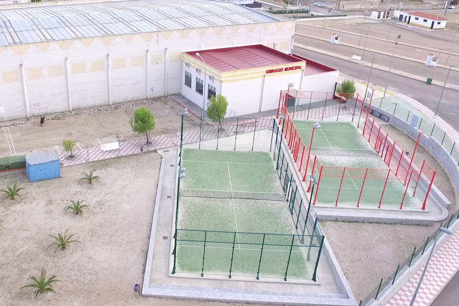 Panorámica de las dos pistas de pádel municipales. 