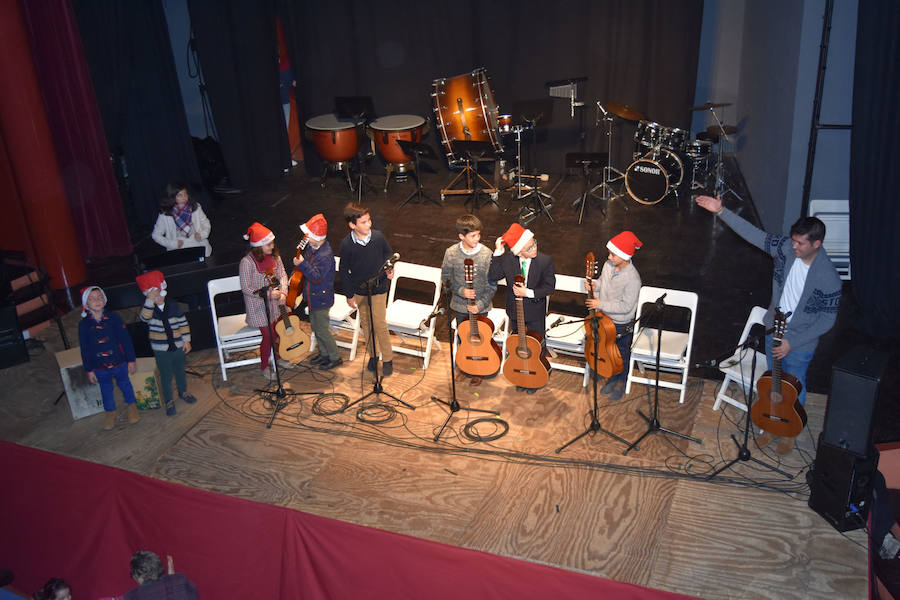 Niños y niñas de guitarra, tras su actuación en el concierto navideño. 