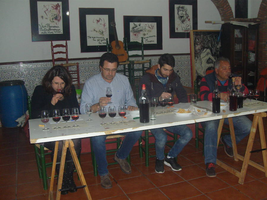 El jurado, en el momento de la cata de los vinos participantes. 