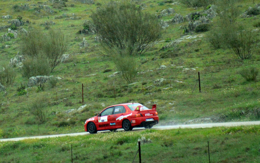 Uno de los coches participantes, en la primera de las pasadas por la carretera de Piedraescrita en Campanario, el sábado. 