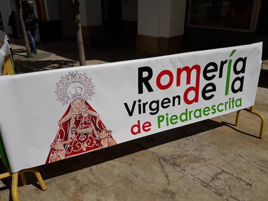 El Ayuntamiento ha forrado las vallas que circundan la plaza con carteles alusivos a la romería. 