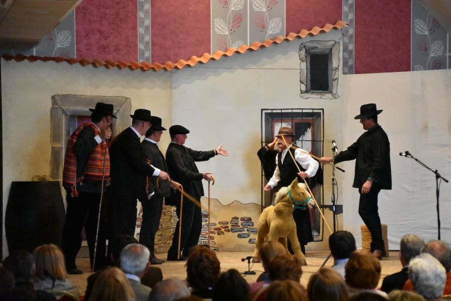 Representación teatral sobre los tratantes de mulas que llevaron a cabo vecinos de Campanario. 
