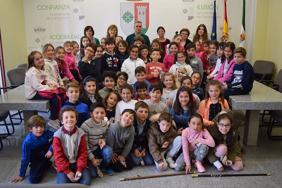 Los alumnos de 3º del colegio se hicieron una foto en el salón de plenos con el alcalde y la primera teniente de alcalde. 