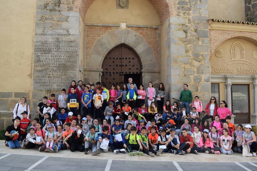 Alumnos del colegio visitan la parroquia y suben al campanario