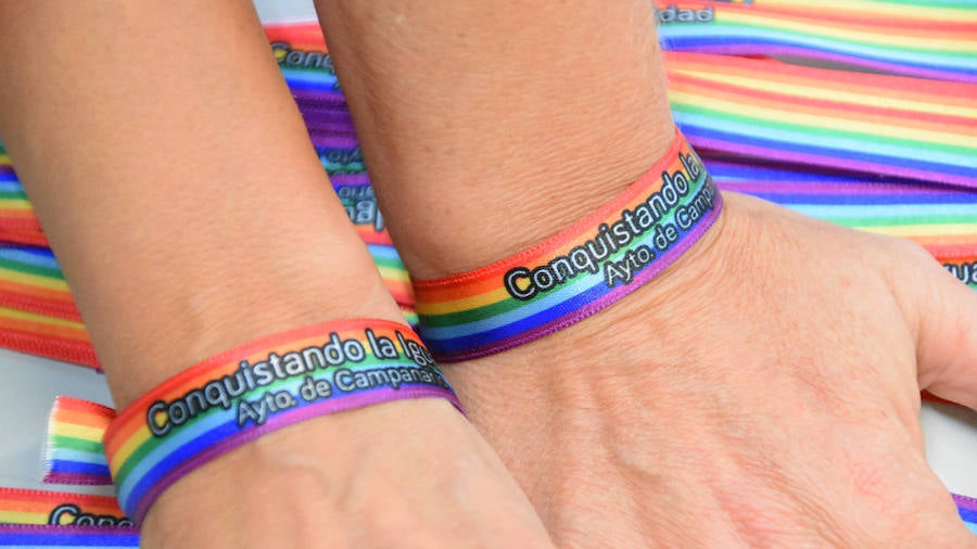 Bandera arcoíris y reparto de pulseras en apoyo al colectivo LGTBI