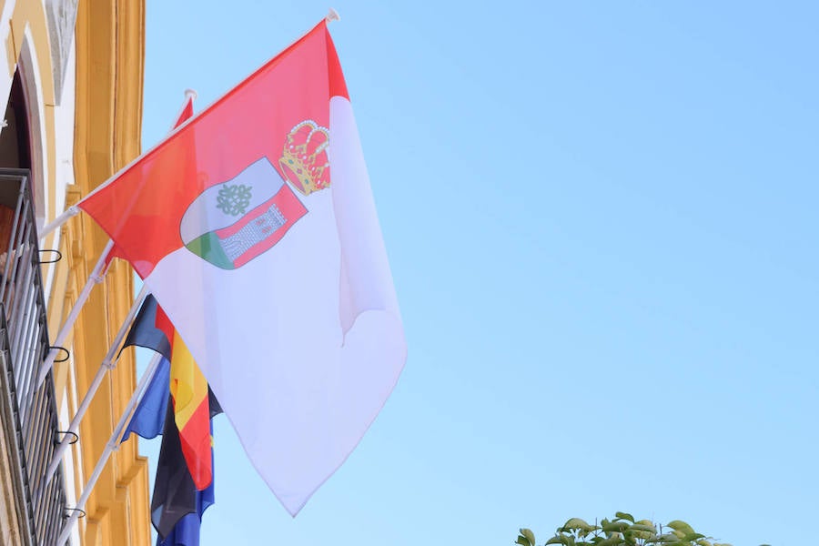 La nueva bandera municipal ya ondea en el balcón del Ayuntamiento