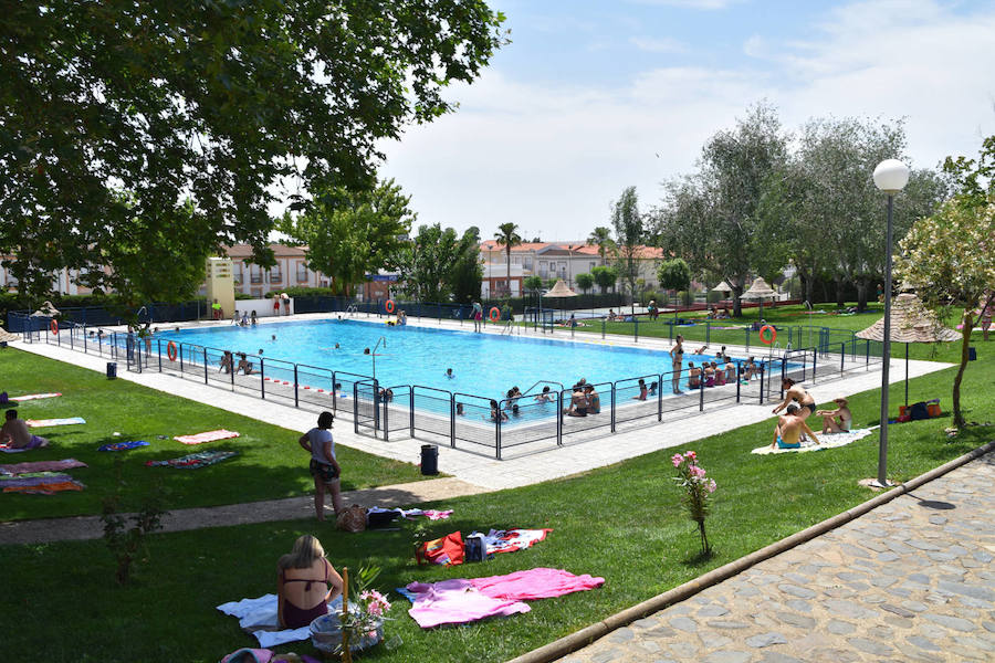 Salvan la vida con un desfibrilador a un niño de 7 años que había entrado en parada cardiorespiratoria en la piscina de Campanario