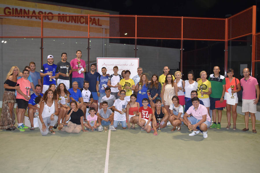 Foto de familia de los campeones y finalistas tras la entrega de trofeos. 