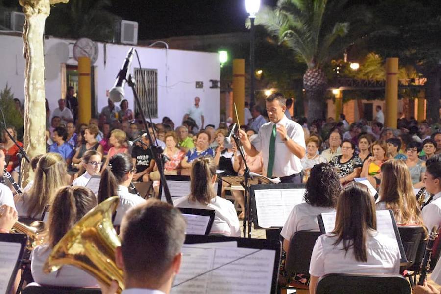 Lucas Espinar al frente de la banda en el concierto en el parque del pasado domingo. 