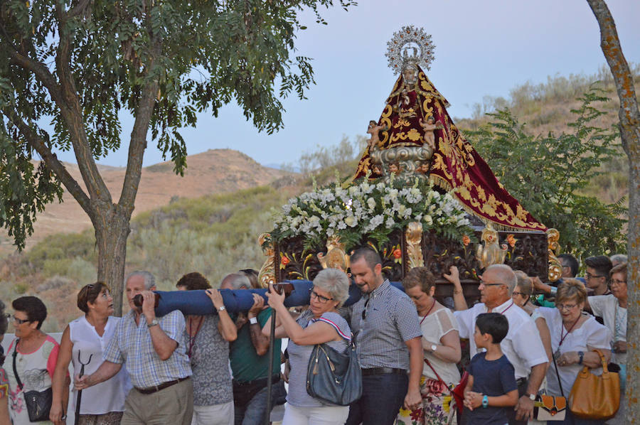 Tras la misa, los emigrantes sacaron a la Virgen de Piedraescrita en procesión. 