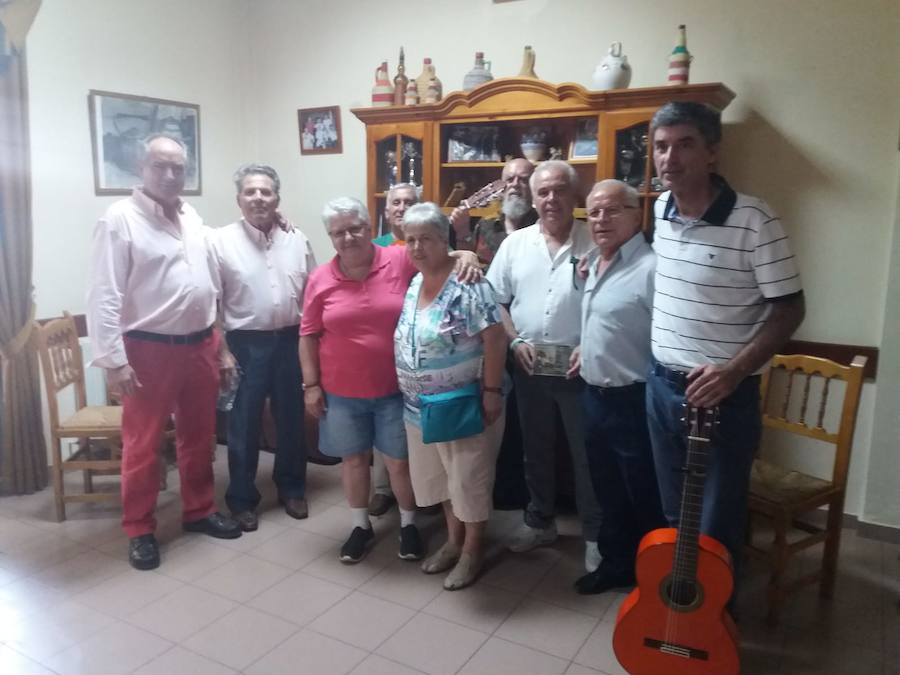 Vecinos que acudieron a cantar a los pisos tutelados. 
